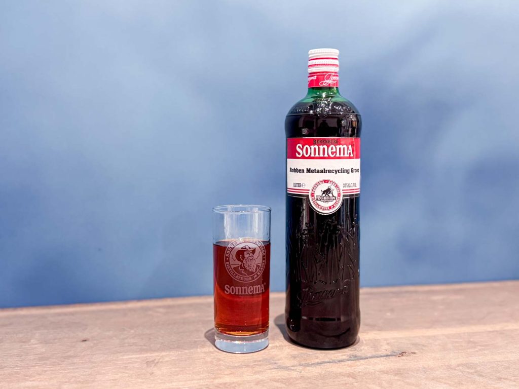 Geef een fles Sonnema Berenburg met eigen etiket als relatiegeschenk